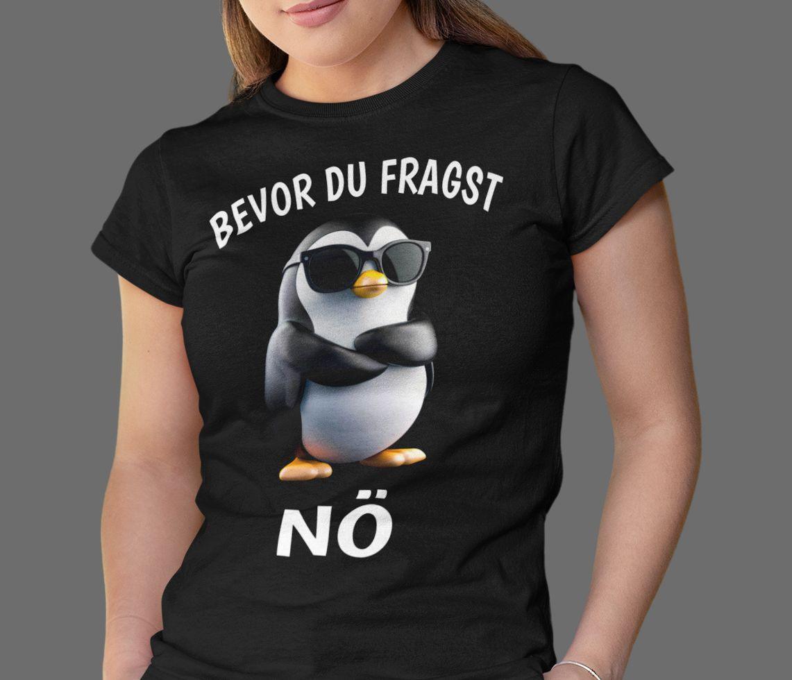 Eine fröhliche Frau die ein lustiges schwarzes TShirt mit einem Pinguin trägt