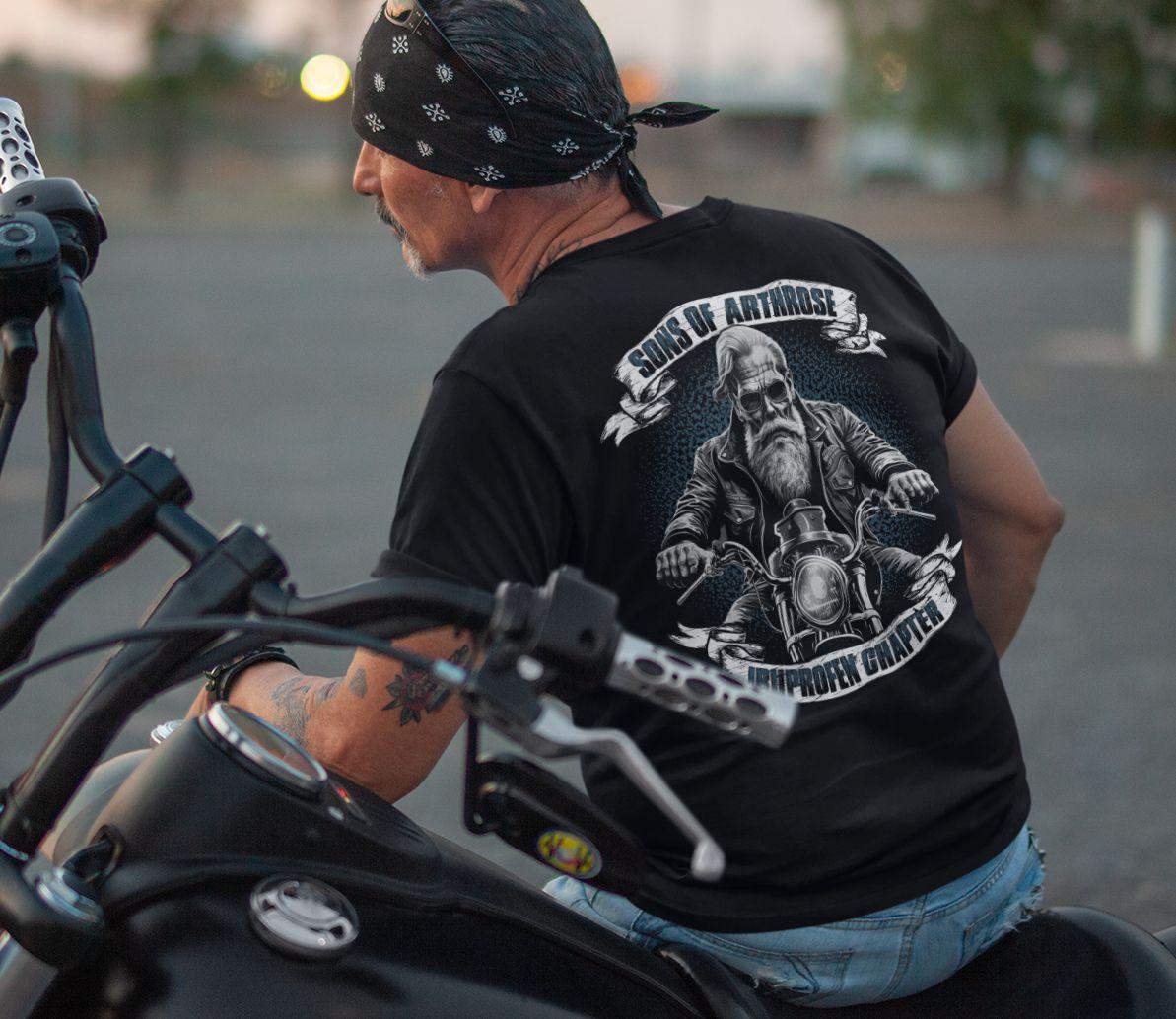 Rückansicht eines Bikers mit schwarzem Tshirt und lustigem Spruch Sons of Arthrose