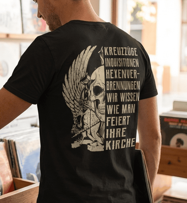 Ein Mann im Plattenladen der ein lustiges schwarzes Shirt trägt