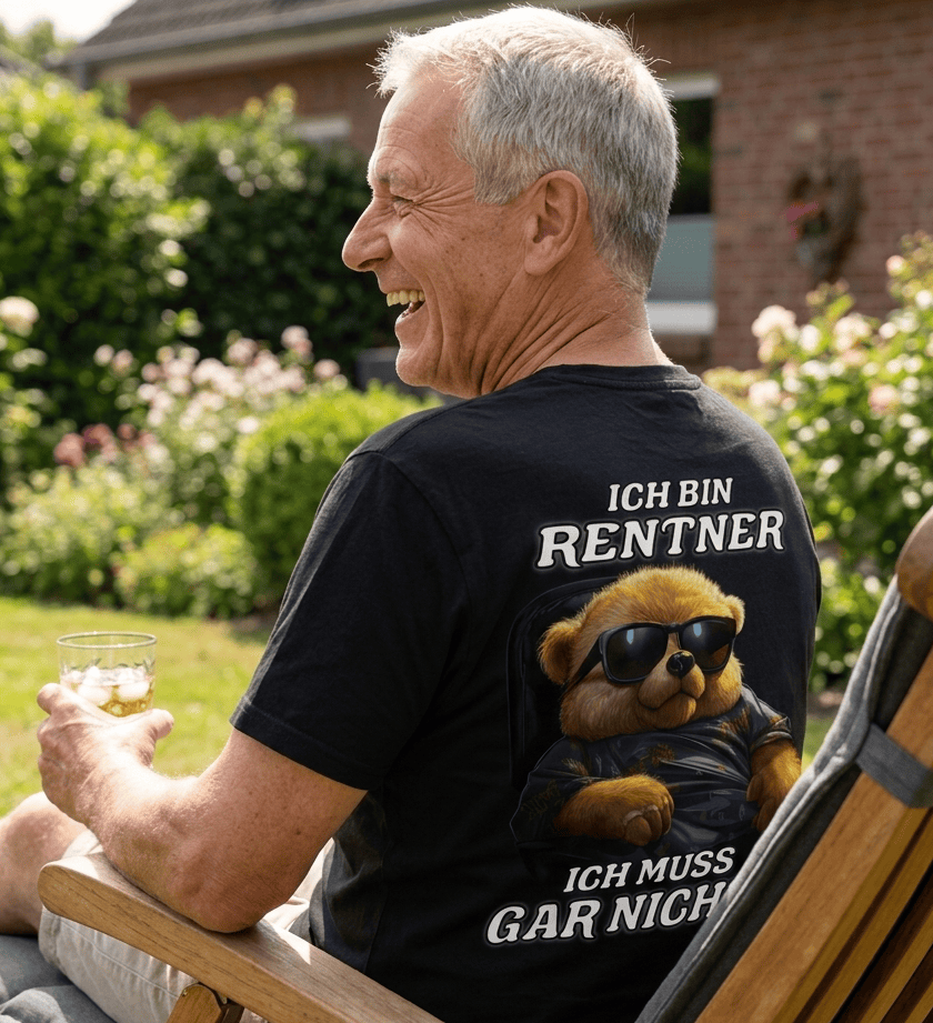 Ein Rentner mit einem schwarzen T-Shirt sitzt in einem Gartenstuhl und hält ein Getränk.