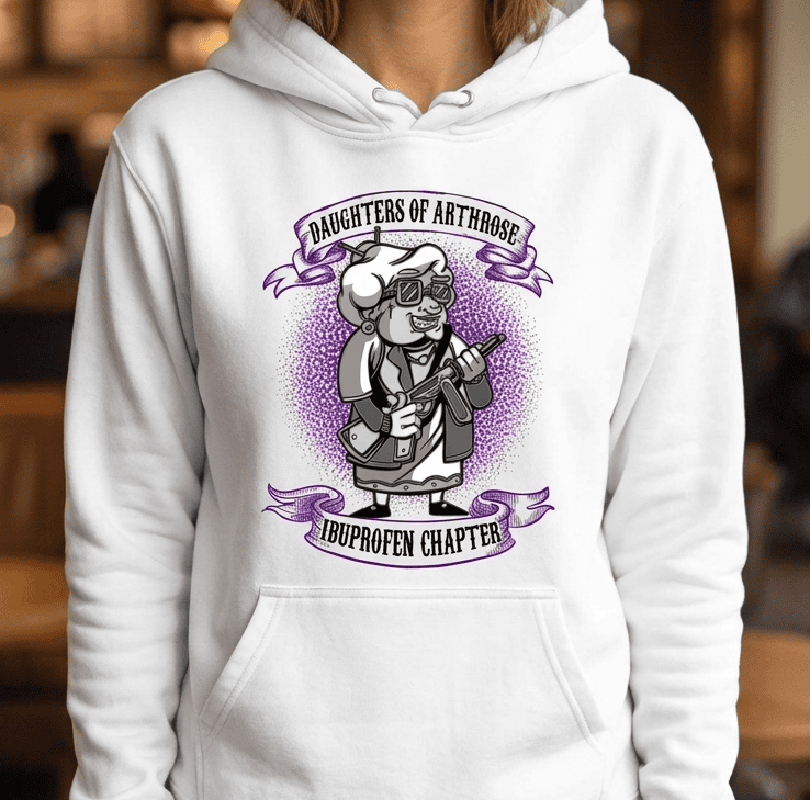 Frau trägt weißen Hoodie mit humorvollem Daughters of Arthrose Ibuprofen Chapter Motiv
