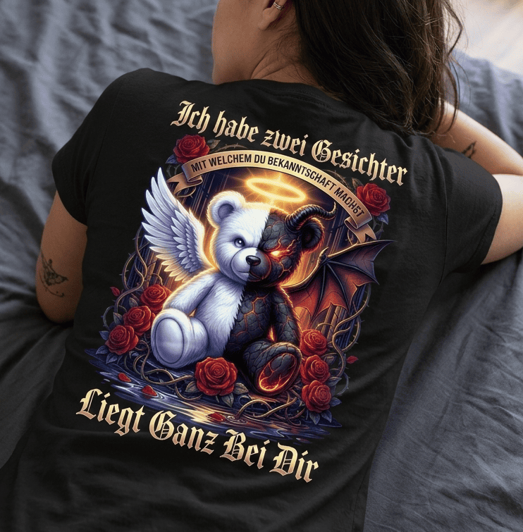 Rückansicht einer Person im schwarzen T-Shirt mit Engel-Teufel-Bär-Illustration
