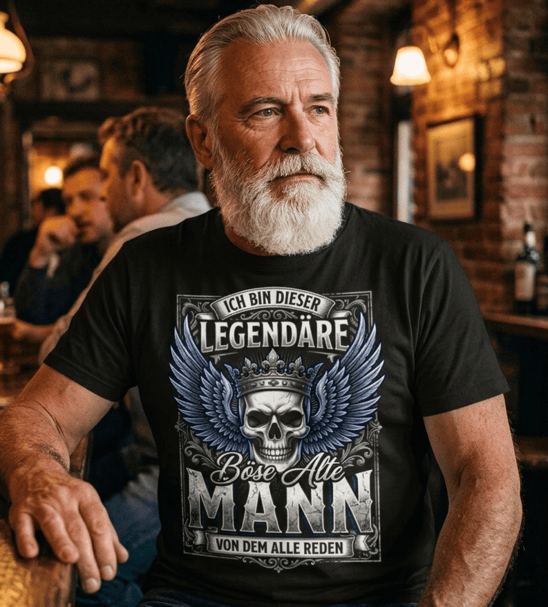 Älterer Mann trägt schwarzes T-Shirt mit Spruch Ich bin dieser legendäre böse alte Mann von dem alle reden