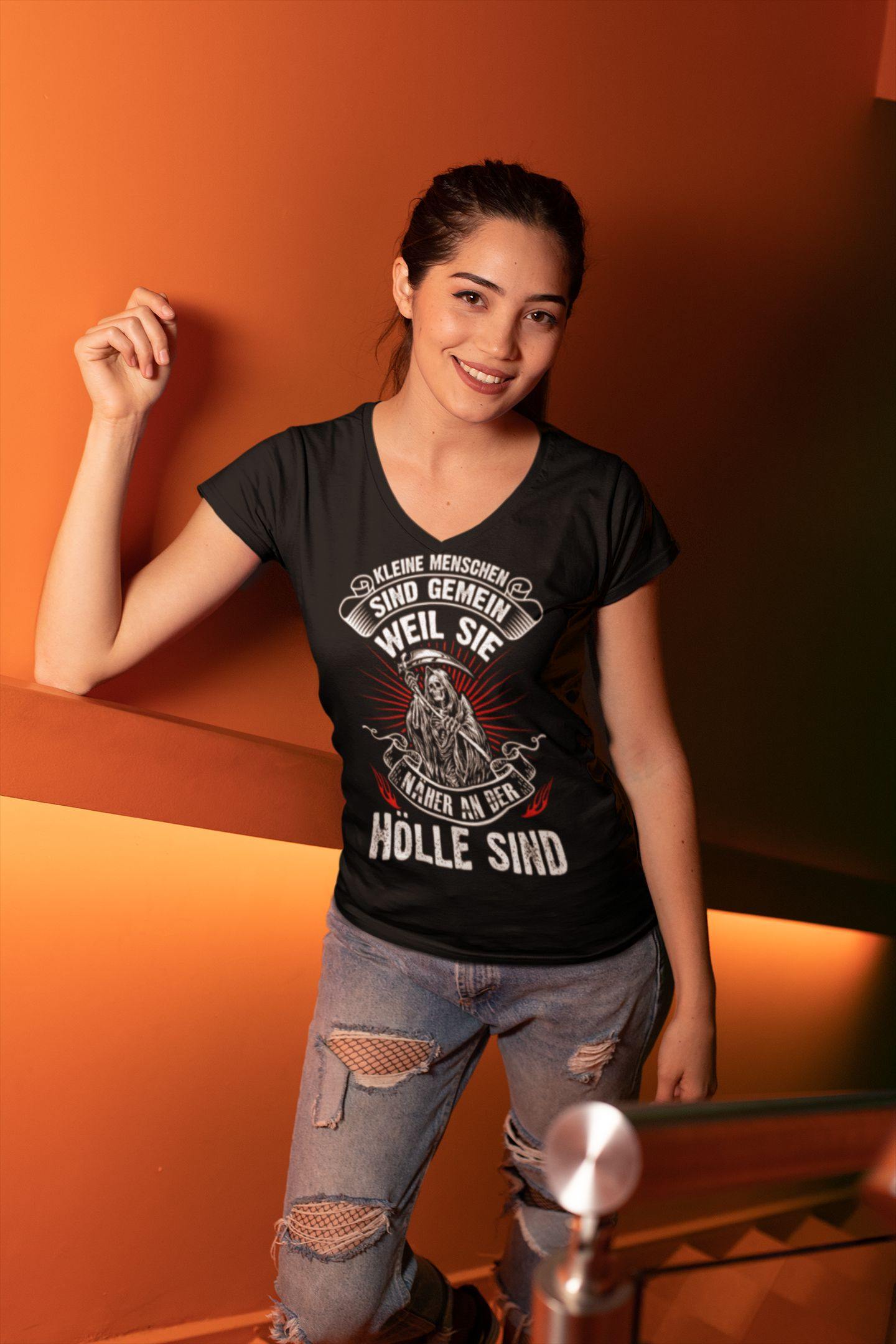 Kleine Menschen sind gemein weil sie näher an der Hölle sind - Ladies V-Neck Shirt - Totally Wasted