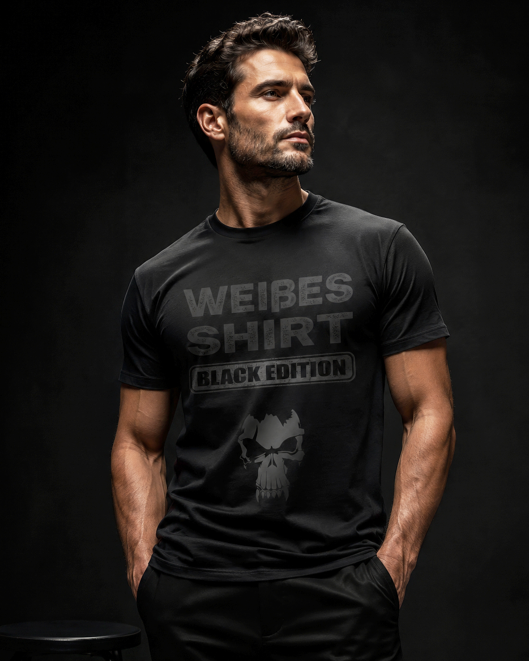 Mann trägt schwarzes TShirt mit dem Spruch Weißes Shirt Black Edition.