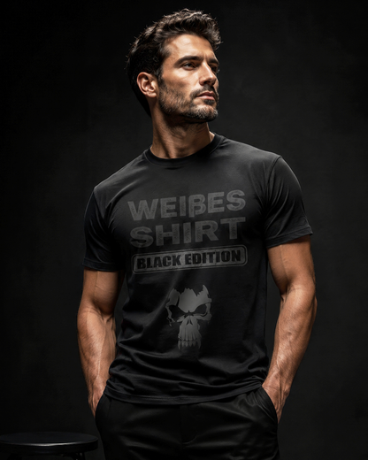 Mann trägt schwarzes TShirt mit dem Spruch Weißes Shirt Black Edition.