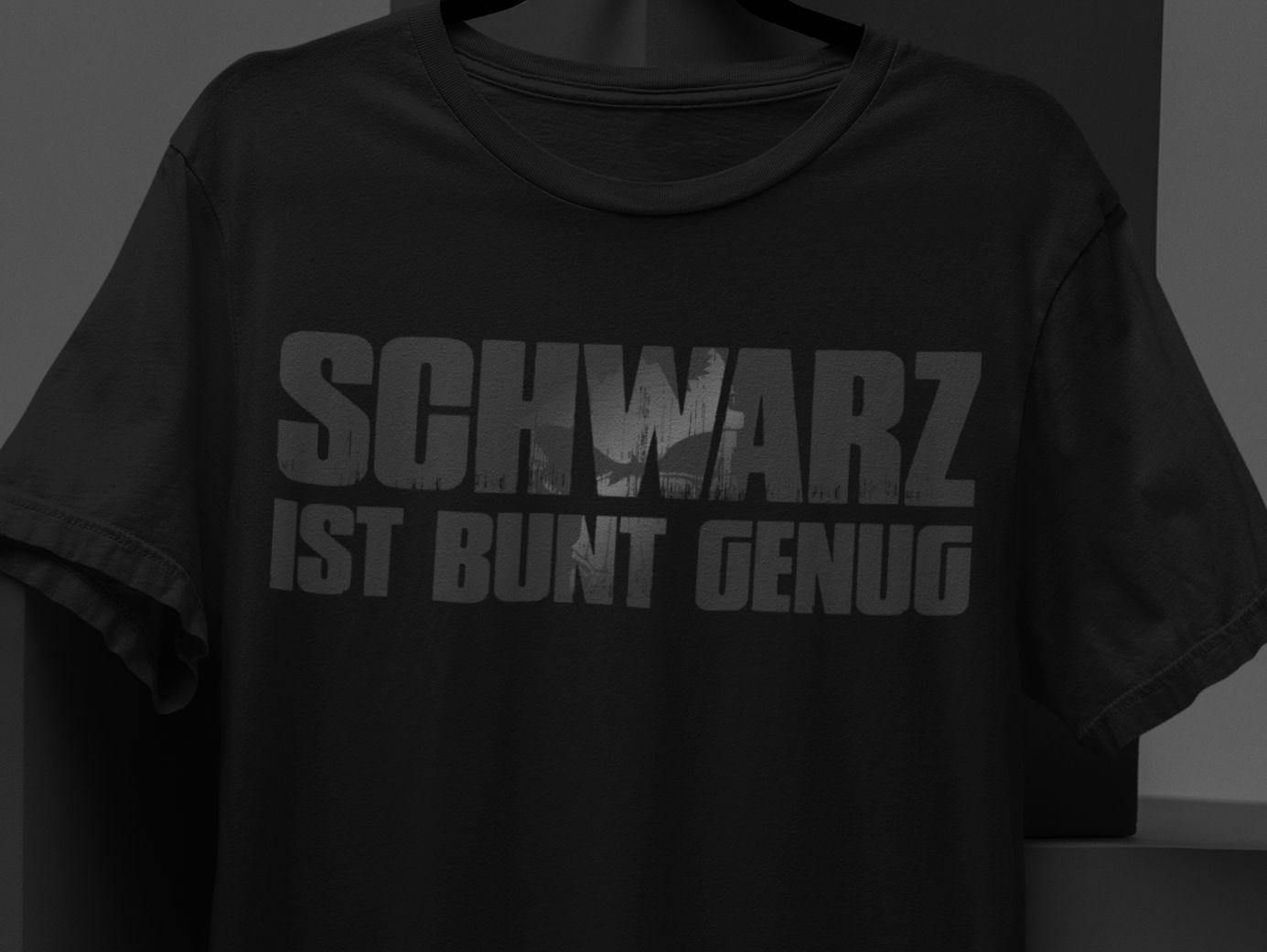 Mockup eines schwarzes Shirts mit witzigem Totenkopf Spruch Schwarz ist bunt genug