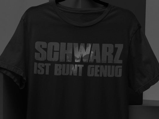 Mockup eines schwarzes Shirts mit witzigem Totenkopf Spruch Schwarz ist bunt genug