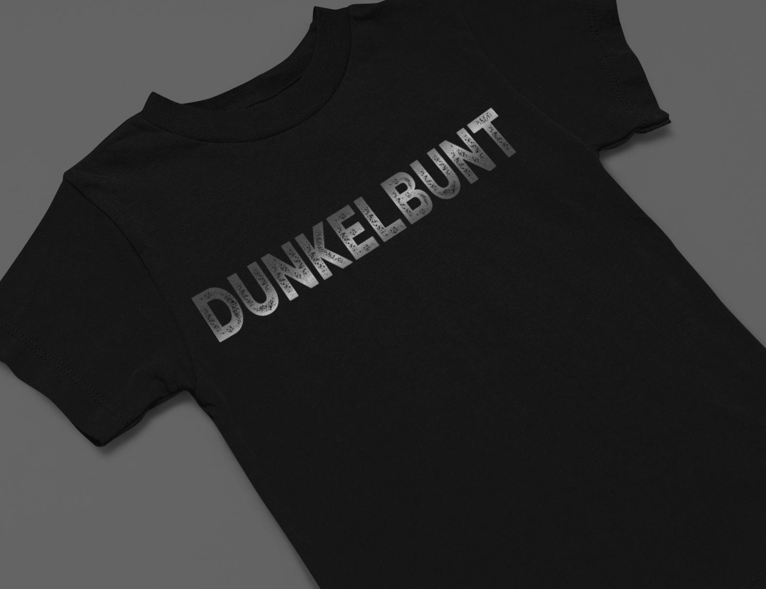 Mockup eines schwarzen Shirts mit lustigem Totenkopf Spruch Dunkelbunt