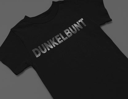 Mockup eines schwarzen Shirts mit lustigem Totenkopf Spruch Dunkelbunt