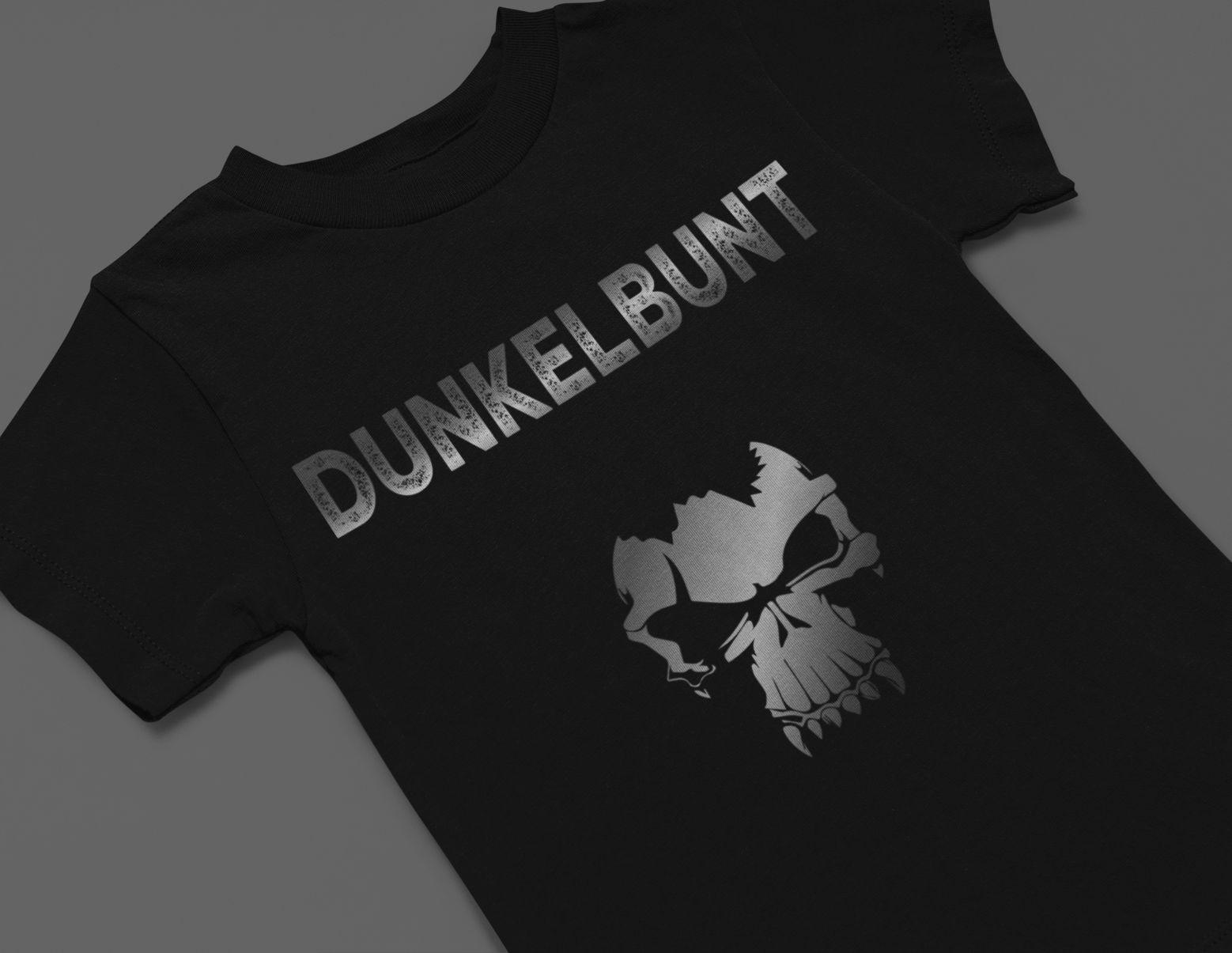 Mockup eines schwarzen Shirts mit lustigem Totenkopf Spruch Dunkelbunt