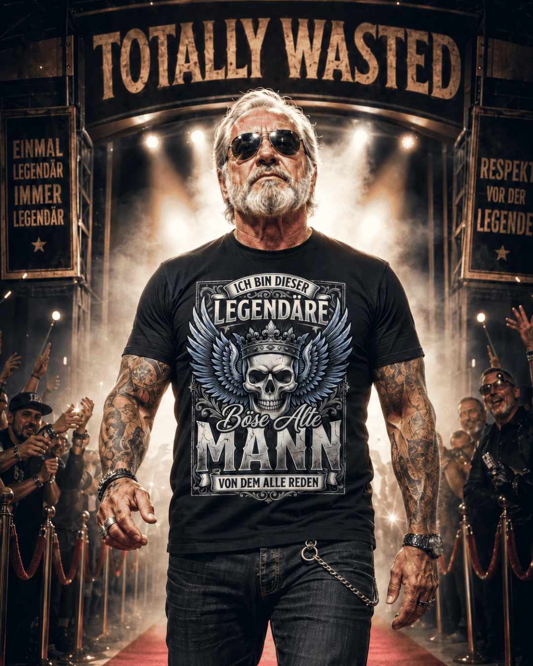 Ein selbstbewusster älterer Mann mit schwarzem Shirt läuft auf einem roten Teppich.