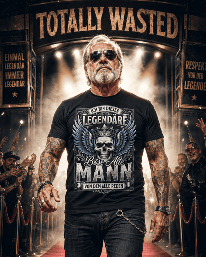 Ein selbstbewusster älterer Mann mit schwarzem Shirt läuft auf einem roten Teppich.