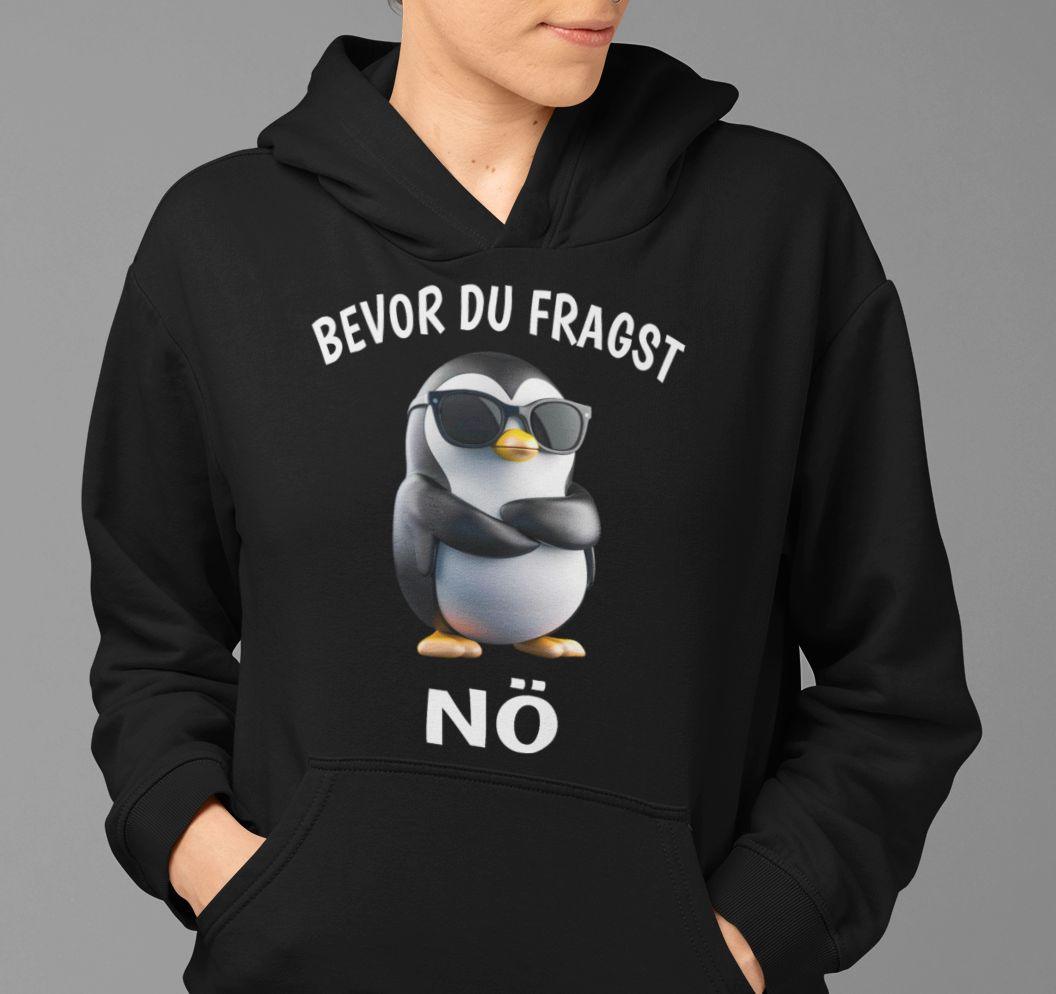 Mann mit einem schwarzen Hoodie mit dem Spruch Bevor du fragst nö