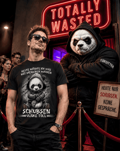 Ein Mann mit einem lustigen schwarzen Shirt und ein Panda als Türsteher vor dem Club.