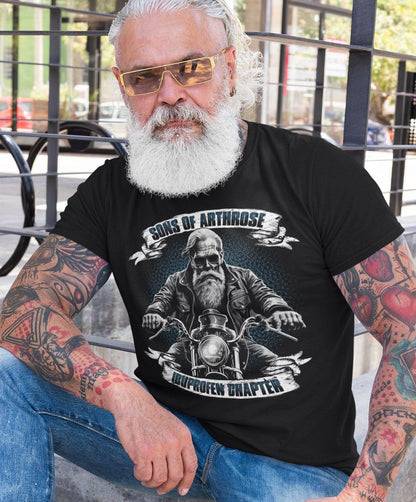 Älterer Mann mit weißem Bart und lustigem Biker Shirt