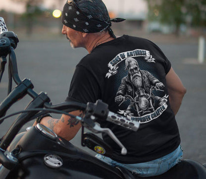 Rückansicht eines Bikers mit schwarzem Tshirt und lustigem Spruch Sons of Arthrose