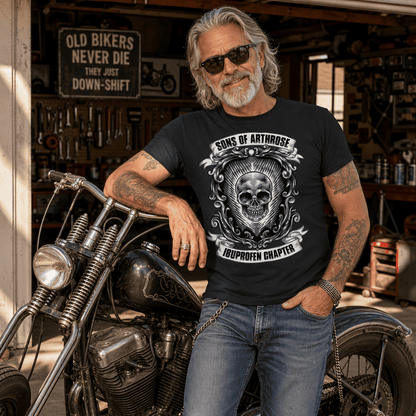 Ein älterer Mann mit Sonnenbrille steht vor einem alten Motorrad und trägt ein lustiges schwarzes Shirt