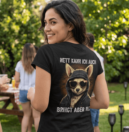 Eine fröhliche Frau trägt ein Shirt mit dem lustigen Spruch Nett kann ich auch bringt aber nix