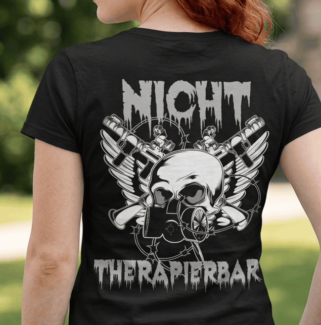 Rückansicht einer rothaarigen Frau mit einem Shirt und dem Spruch Nicht Therapierbar