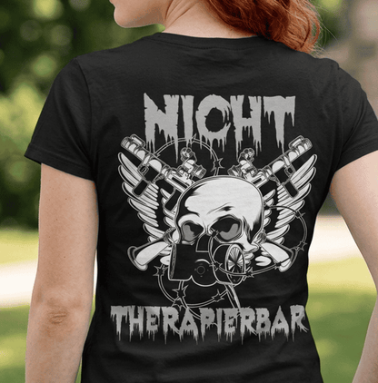 Rückansicht einer rothaarigen Frau mit einem Shirt und dem Spruch Nicht Therapierbar
