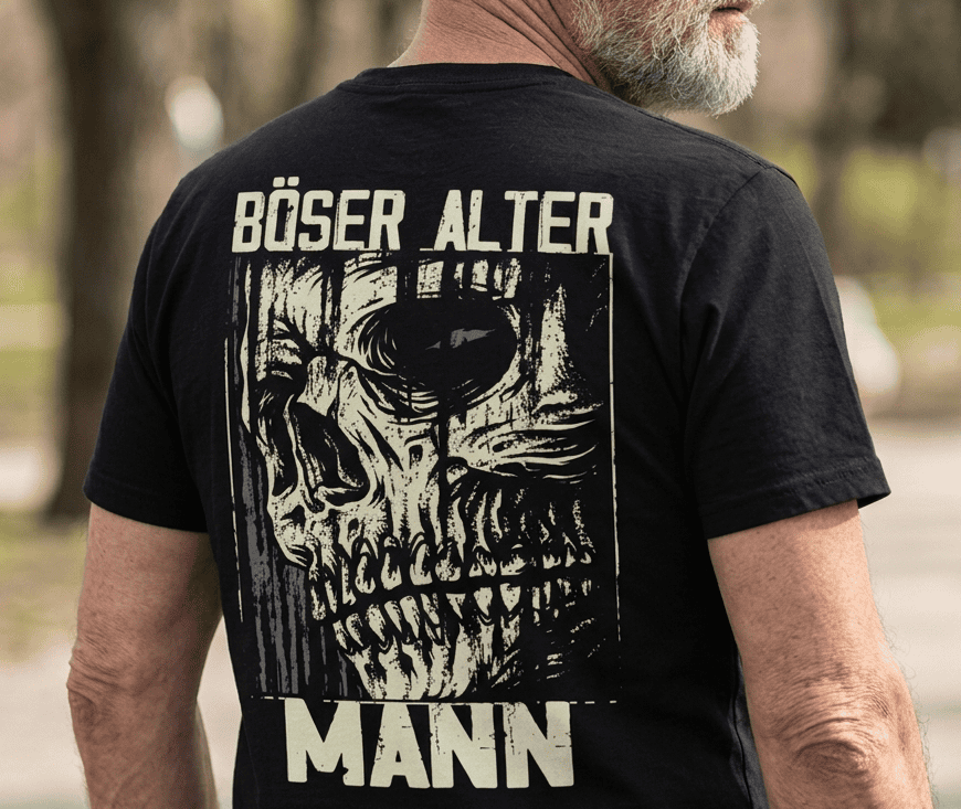 Rückansicht eines älteren Mannes der ein schwarzes Shirt mit dem Spruch Böser alter Mann trägt