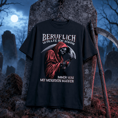 schwarzes T-Shirt mit Grim-Reaper-Illustration und humorvollem Spruch an einem Grabstein im Nebel
