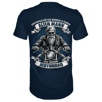 Rückansicht eines blauen Shirts mit dem Spruch Unterschätze niemals einen alten Mann auf seinem Motorrad
