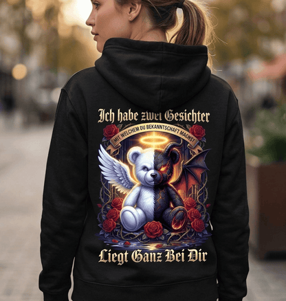 Rückansicht eines schwarzen Hoodies mit einer humorvollen Engel- und Teufel-Bär-Illustration