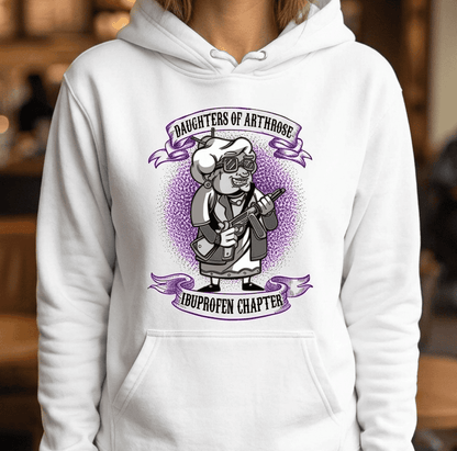 Frau trägt weißen Hoodie mit humorvollem Daughters of Arthrose Ibuprofen Chapter Motiv