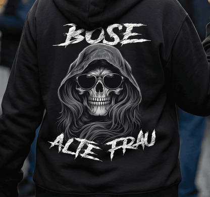 Rückansicht: Frau trägt schwarzen Hoodie mit Totenkopf und Spruch Böse alte Frau