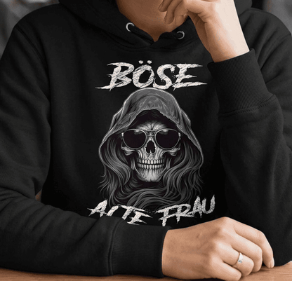 Frau trägt schwarzen Hoodie mit Totenkopf-Motiv und Spruch BÖSE ALTE FRAU