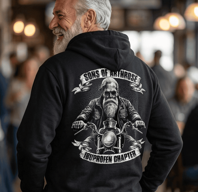 Rückansicht: Mann trägt schwarzen Hoodie mit humorvollem Biker Motiv