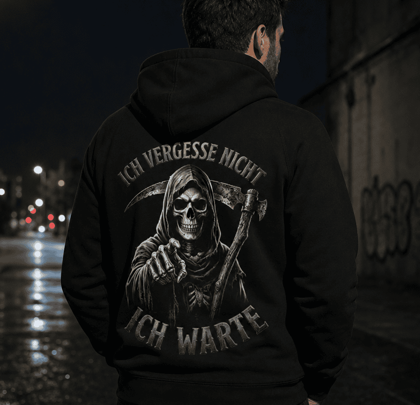Rückansicht eines Mannes in einem schwarzen Hoodie mit Sensenmann-Motiv und Spruch Ich vergesse nicht Ich warte