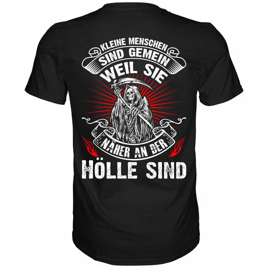 Kleine Menschen sind gemein weil sie näher an der Hölle sind - Backprint Shirt - Totally Wasted