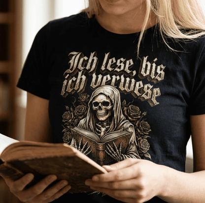 Frau trägt schwarzes Ladies Shirt mit Spruch Ich lese, bis ich verwese in einer gemütlichen Leseecke.