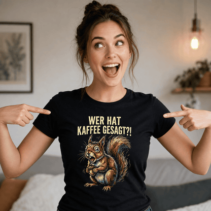 Frau trägt schwarzes T-Shirt mit Spruch Wer hat Kaffee gesagt?! und Eichhörnchen-Motiv