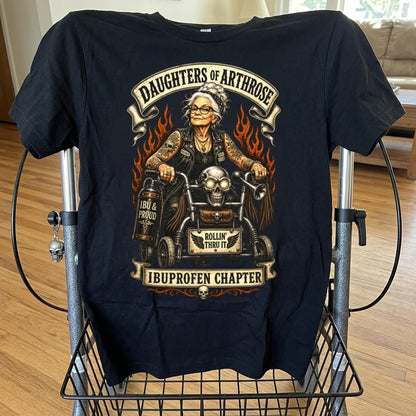 Frau trägt schwarzes T-Shirt mit humorvollem Biker-Motiv für Seniorinnen