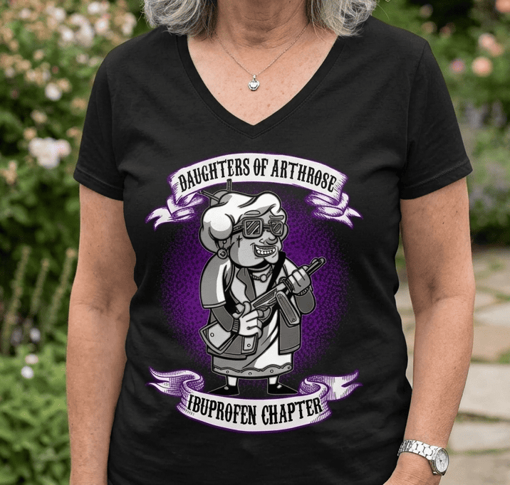 Frau trägt schwarzes V-Neck T-Shirt mit humorvoller Illustration einer Oma-Bikerbande im Comic-Stil.