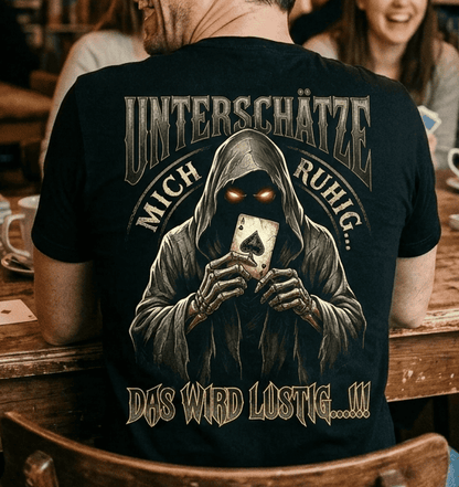 Rückansicht eines Mannes in schwarzem T-Shirt mit Spruch Unterschätze mich ruhig Das wird lustig...!!!