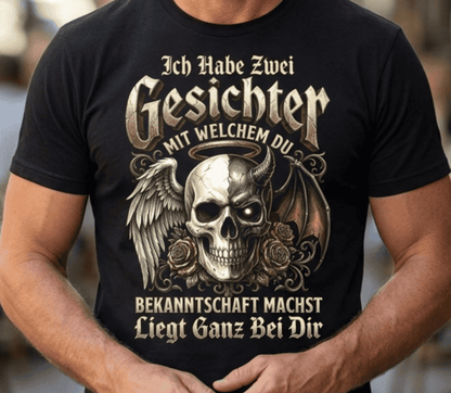 Mann trägt schwarzes T-Shirt mit humorvollem Engel-Teufel-Totenkopf-Motiv