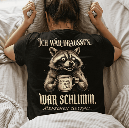 Mann trägt schwarzes T-Shirt mit humorvollem Waschbär-Motiv in Rückansicht