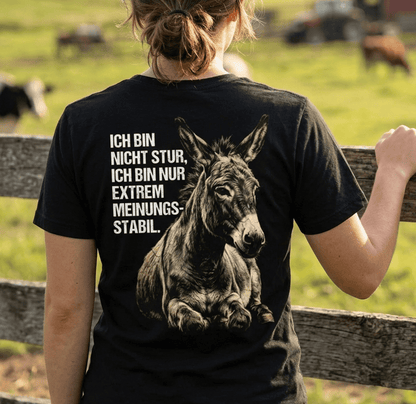 Rückansicht von schwarzem T-Shirt mit Esel und Spruch Ich bin nicht stur, ich bin nur extrem meinungsstabil.