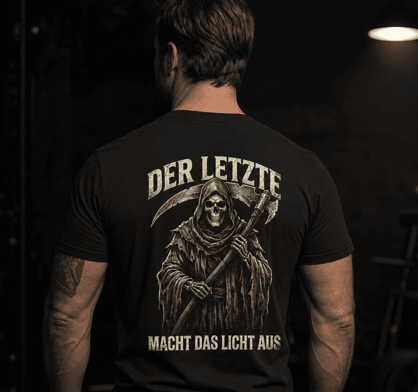 Mann trägt schwarzes T-Shirt mit Spruch Der Letzte macht das Licht aus (Rückansicht)