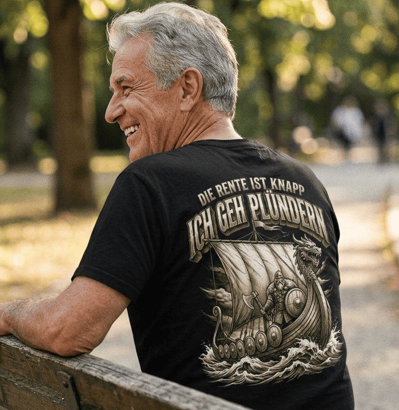 Rückansicht: Mann trägt schwarzes T-Shirt mit Spruch Die Rente ist knapp ich geh plündern in einem Park