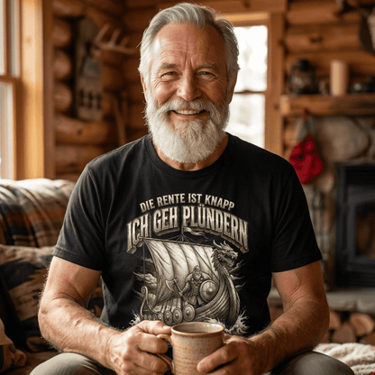 Mann trägt schwarzes T-Shirt mit Spruch Die Rente ist knapp ich geh plündern und Wikingerschiff Motiv