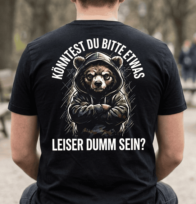 Rückansicht: Mann trägt schwarzes T-Shirt mit Spruch Könntest du bitte etwas leiser dumm sein?