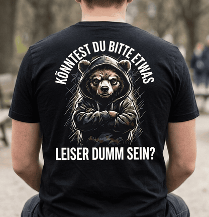 Rückansicht: Mann trägt schwarzes T-Shirt mit Spruch Könntest du bitte etwas leiser dumm sein?