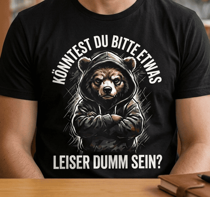 Mann trägt schwarzes T-Shirt mit Spruch Könntest du bitte etwas leiser dumm sein