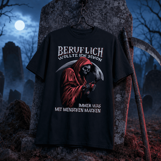 schwarzes T-Shirt mit Grim-Reaper-Illustration und humorvollem Spruch an einem Grabstein im Nebel
